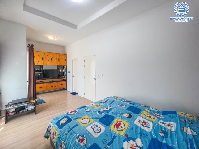 *****บ้านแฝดมือสองย่านนนทบุรี ม. แกรนด์พลีโน่ รัตนาธิเบศร์ หลังมุม บ้านสวย พร้อมเข้าอยู่ บนเนื้อที่กว่า 36.7 ตร.ว. 3 ห้องนอน 2 ห้องน้ำ 2 ที่จอดรถ พร้อมแถมแอร์ 4 เครื่องและที่ดูดควันจากเตา 1 เครื่อง บนทำเลที่เชื่อมต่อถนนชัยพฤกษ์, ถนนรัตนาธิเบศร์, ถนนนครอินทร์ เดินทางสะดวก ใกล้รถไฟฟ้า "สถานีบางพลู"